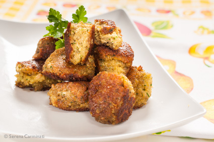 Oven-baked broad bean falafel (front view 1 with yellow cloth)