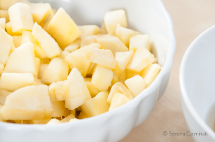 Step 1. Cut the apples, add the lemon juice and mix.