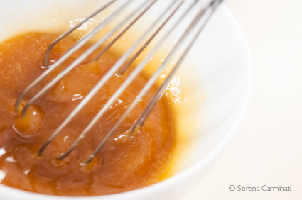Step 2. Mix the egg with malt and honey, then add the flour and baking powder. 