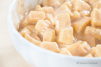 Step 3. Add the apple, the oil, a pinch of salt, cinnamon and the almond milk to the flour.