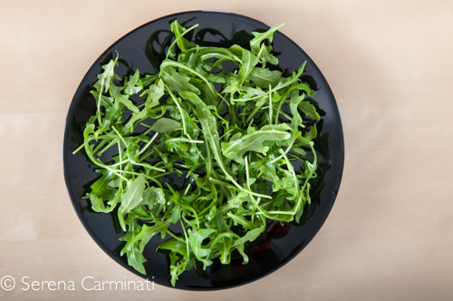 Step 3. Arrange the rocket (or arugula),the oranges and the salmon on the plate.