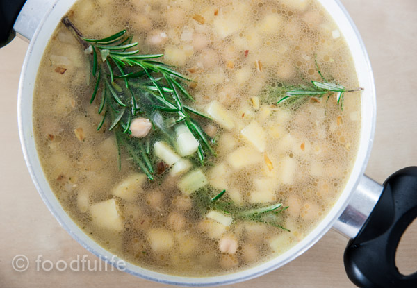 Chickpea and potato soup with rosemary.. Zuppa di ceci e patate al rosmarino.
